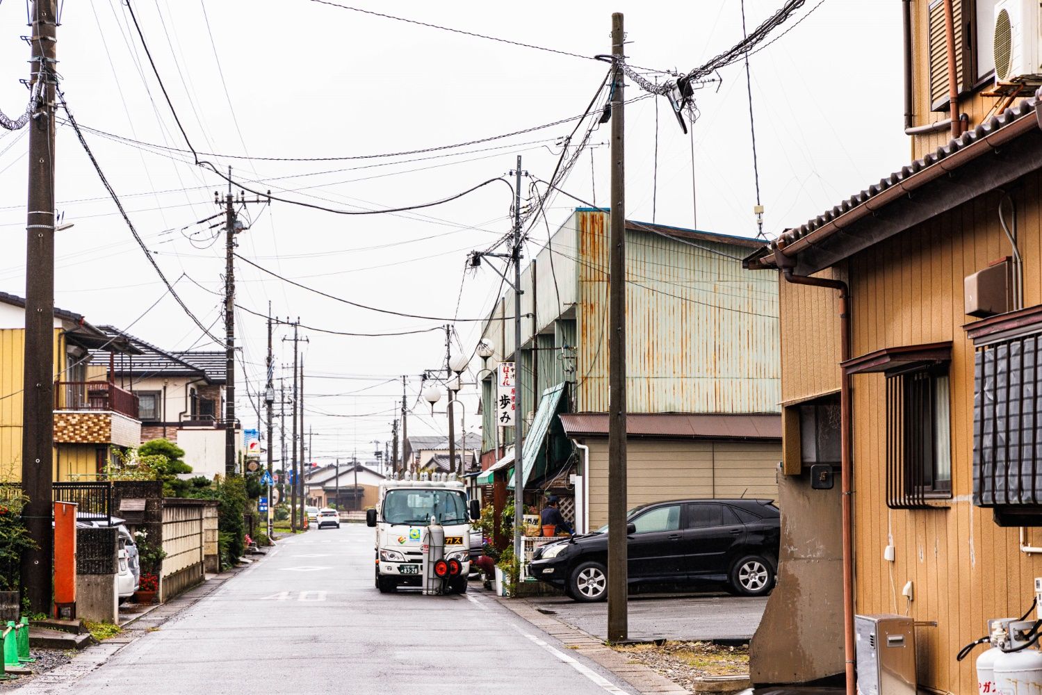 合戦場駅前の通り。古い商店長屋も残っており、市街地の面影（撮影：鼠入昌史）