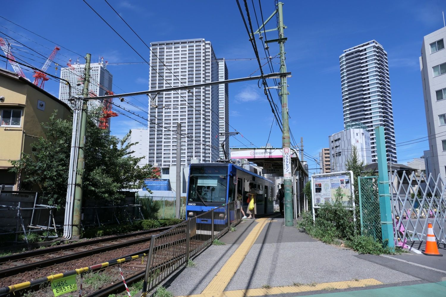 都電雑司ヶ谷の停留場。早稲田行きの電車（記者撮影）