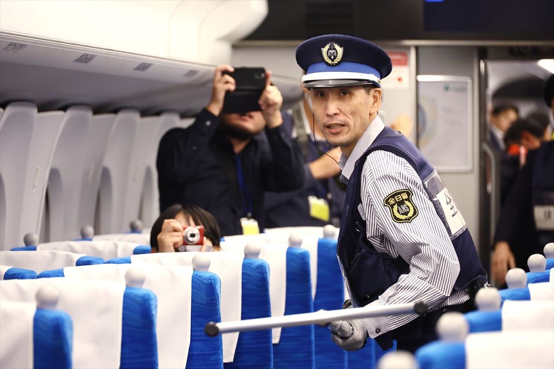 防護装備品を手にした警備員も登場（撮影：尾形文繁）