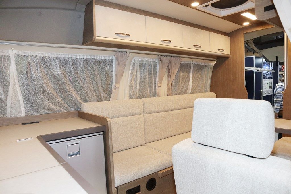 新型キャンピングカー「レクビィ プラスリビン」のスタンダードタイプ（写真：筆者撮影）