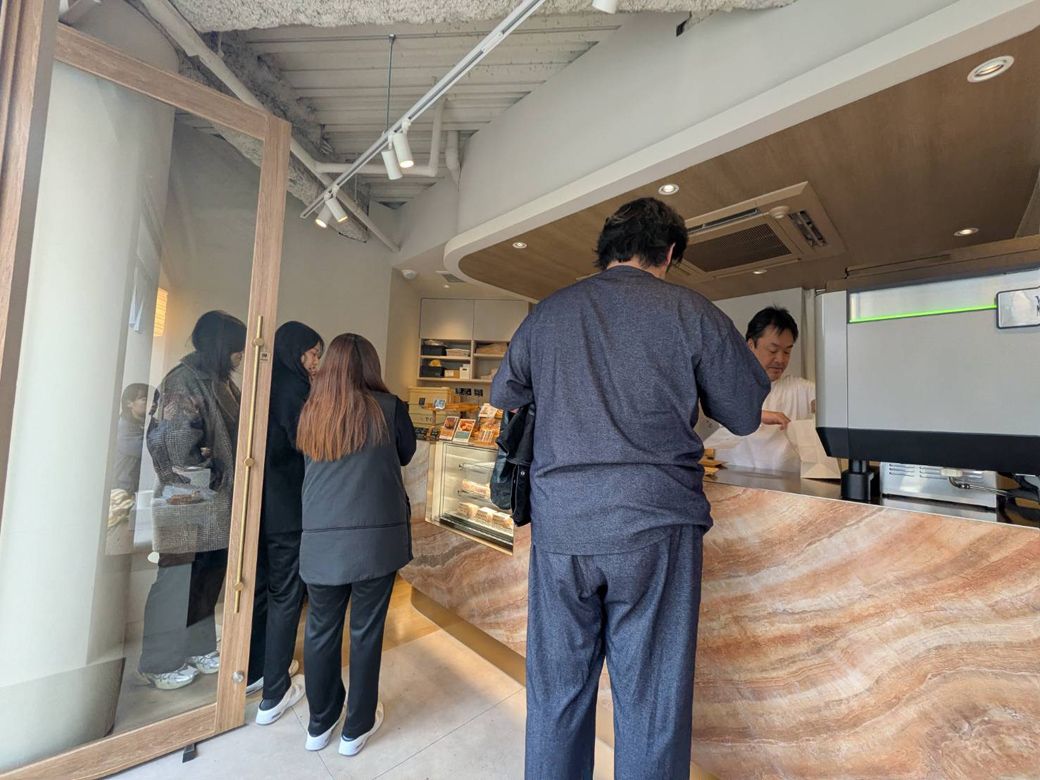 幅広い客層が訪れる。テイクアウトする人も多かった（写真：筆者撮影）