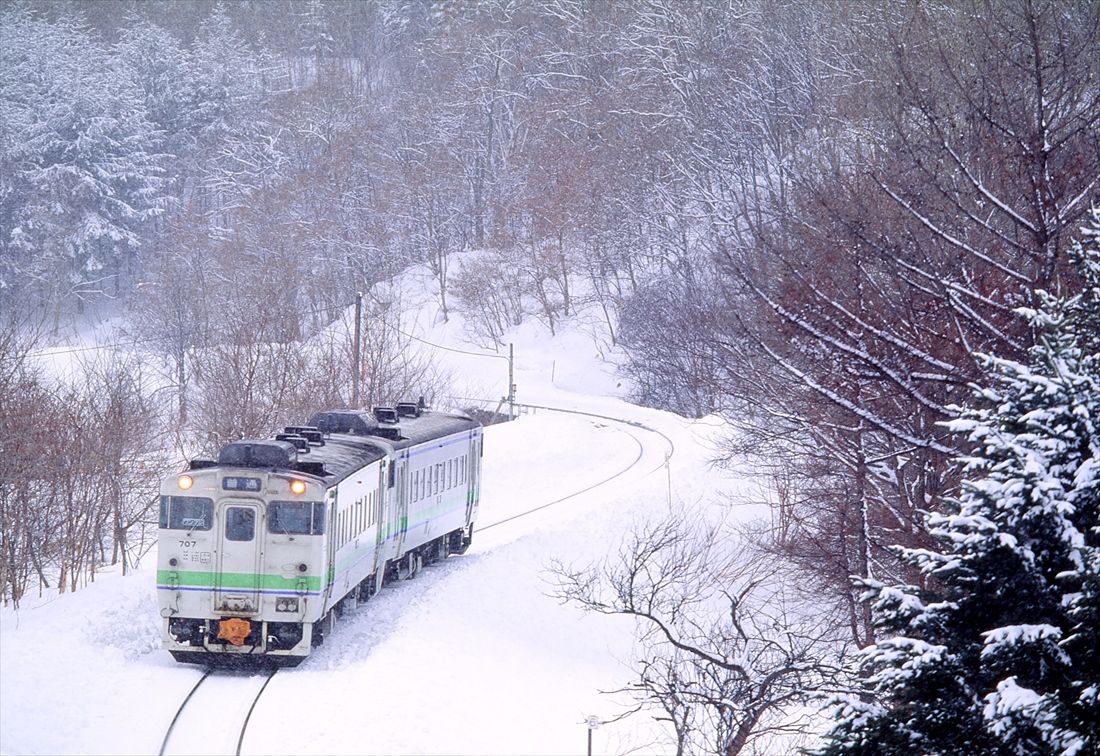 雪の中、函館本線山線の倶知安峠を行くキハ40形（撮影：南正時）
