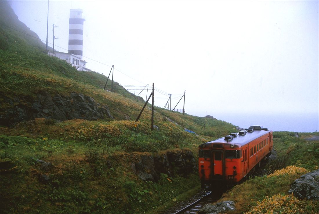 灯台を回り込むように北見神威岬を走っていた興浜北線（撮影：南正時）