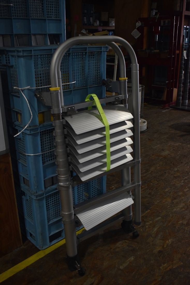 CLI-225型に設置されているものと同タイプの特殊梯子製作所製の伸縮はしご。折りたたんだ状態（筆者撮影）