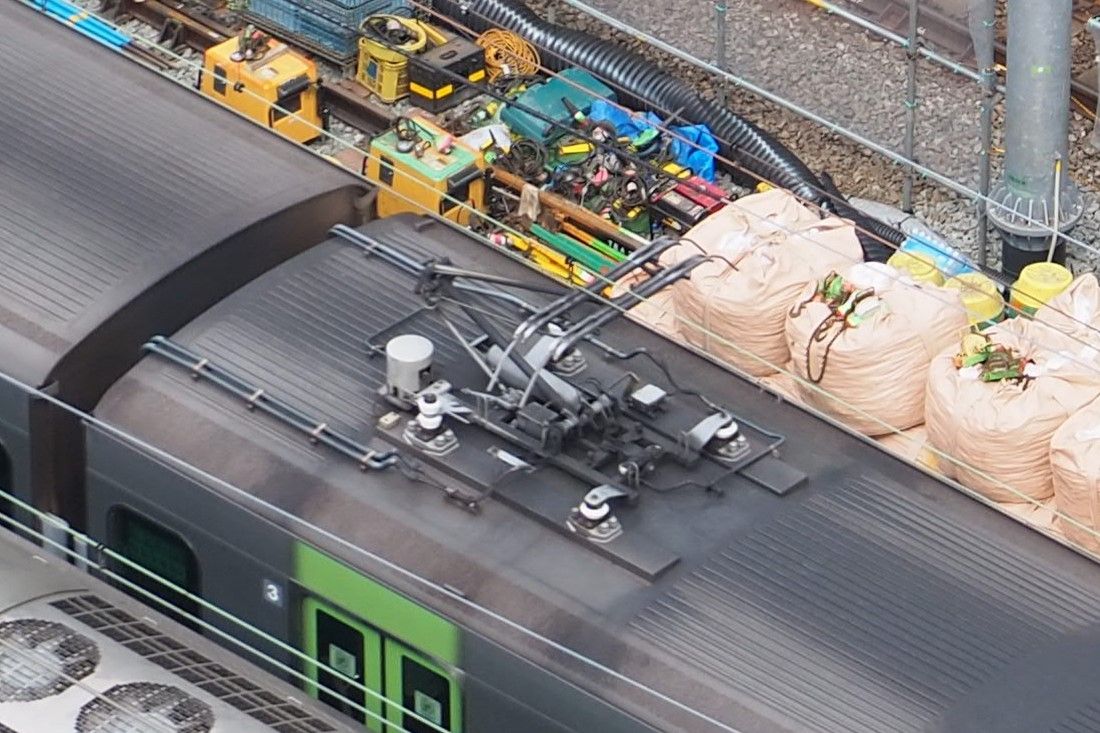 山手線E235系電車のパンタグラフ（記者撮影）