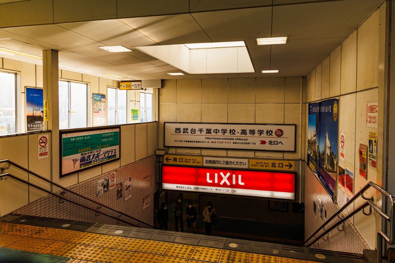 千葉県に入って1駅目、川間駅の改札を抜けた先の地下通路（撮影：鼠入昌史）