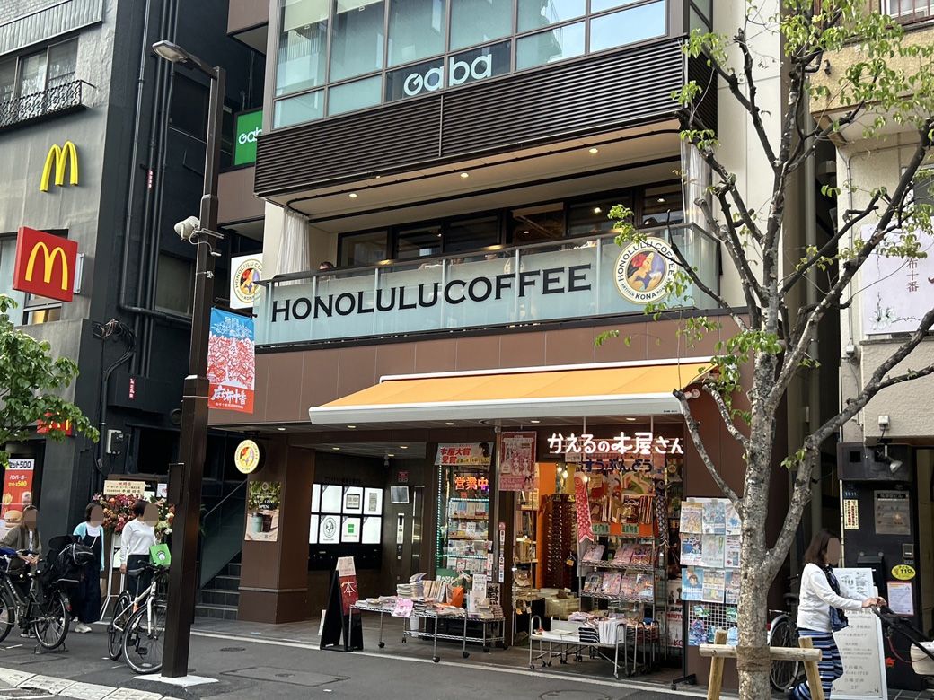 麻布十番店の外観。2階に位置しており、テラス席があるのが特徴（写真：筆者撮影）