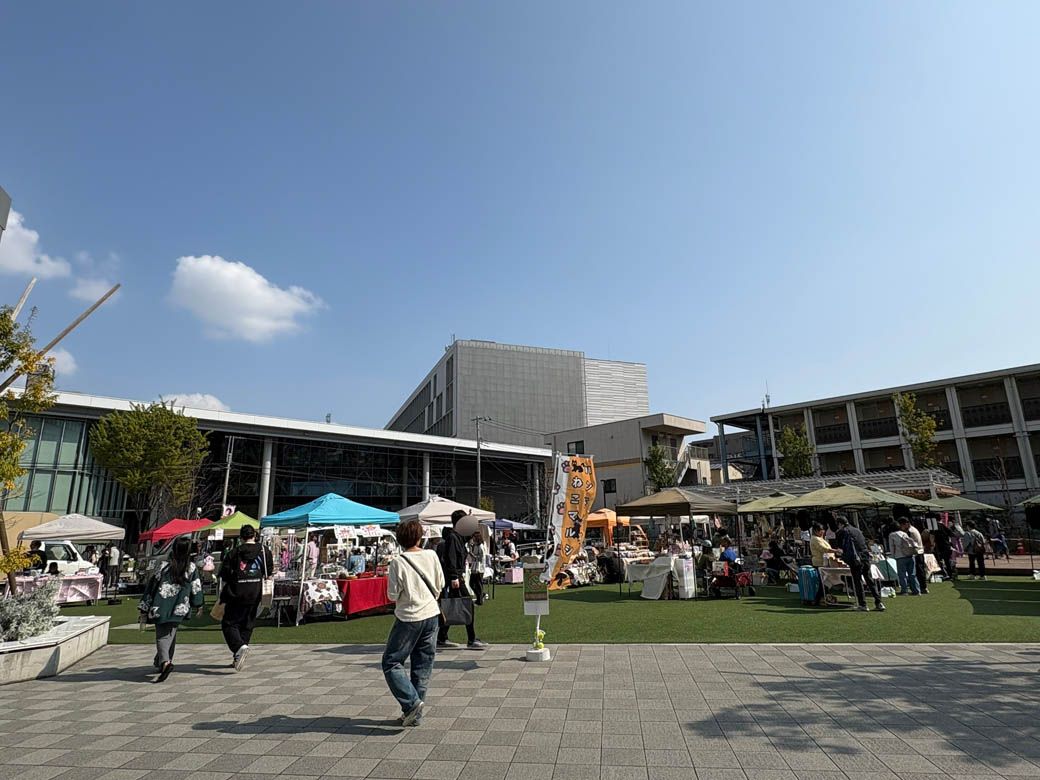 東京たま未来メッセ前の広場で催し物が行われていた（写真：筆者撮影）