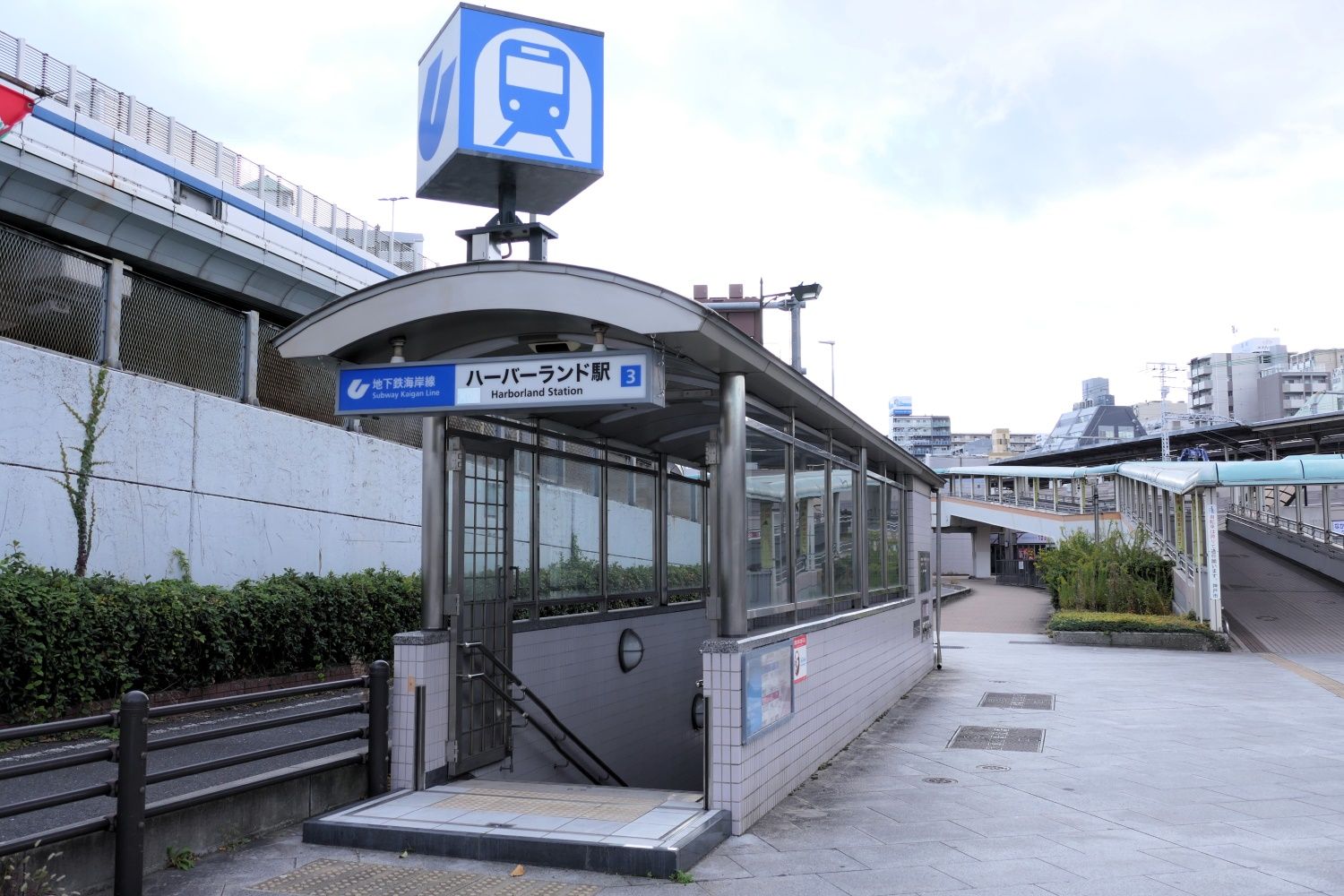 ハーバーランド駅の地上出入り口（記者撮影）