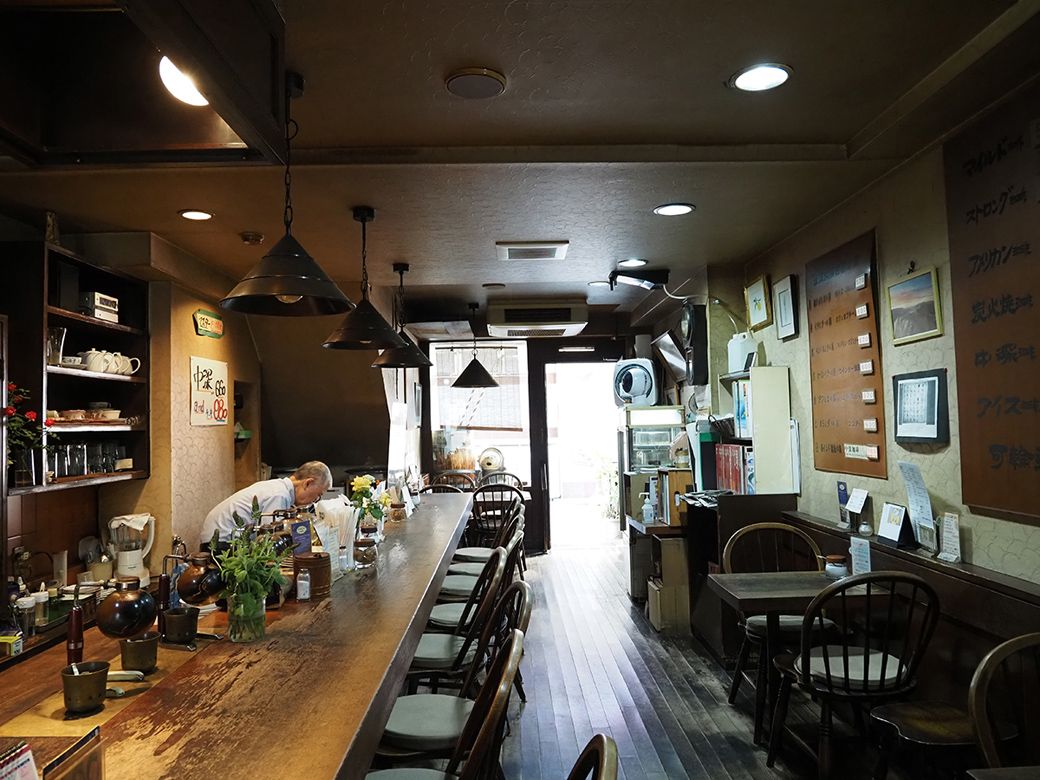 コーヒーサイフォンが並ぶ重厚なカウンター。広いとお客さんを放ったらかしにしてしまうので、一人でできるサイズの店にしたそうだ（著者撮影）