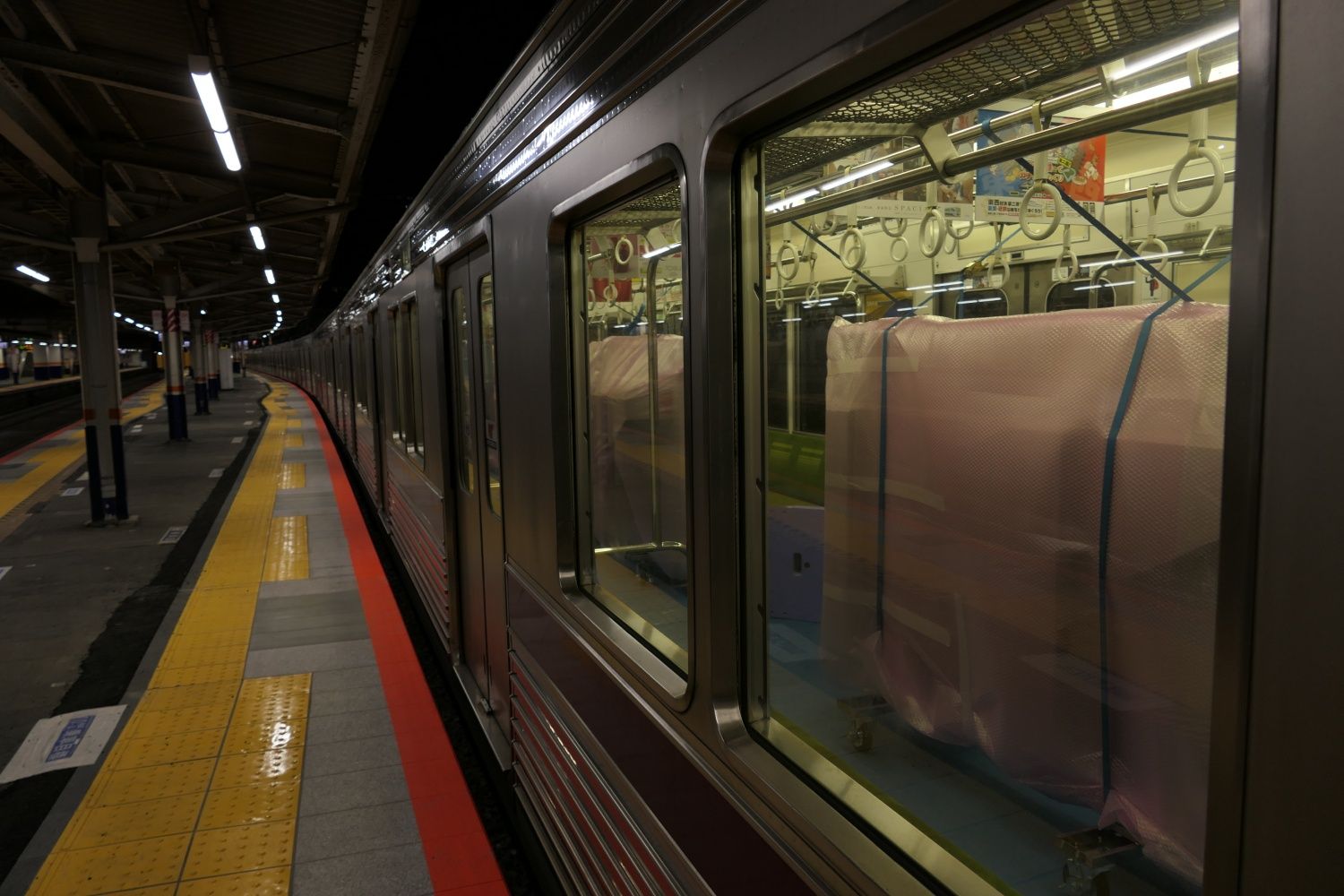 成増駅のホームから見た回送列車（記者撮影）