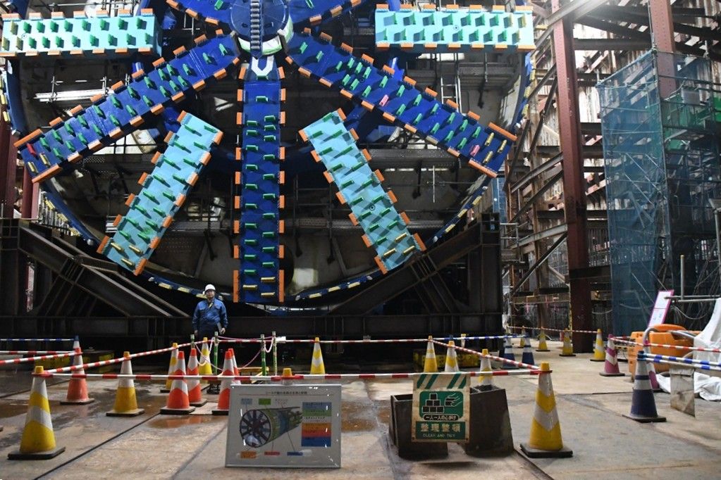 リニア中央新幹線第二首都圏トンネルを掘削するためのシールドマシン。人の身長と比べると巨大さがわかる（記者撮影）