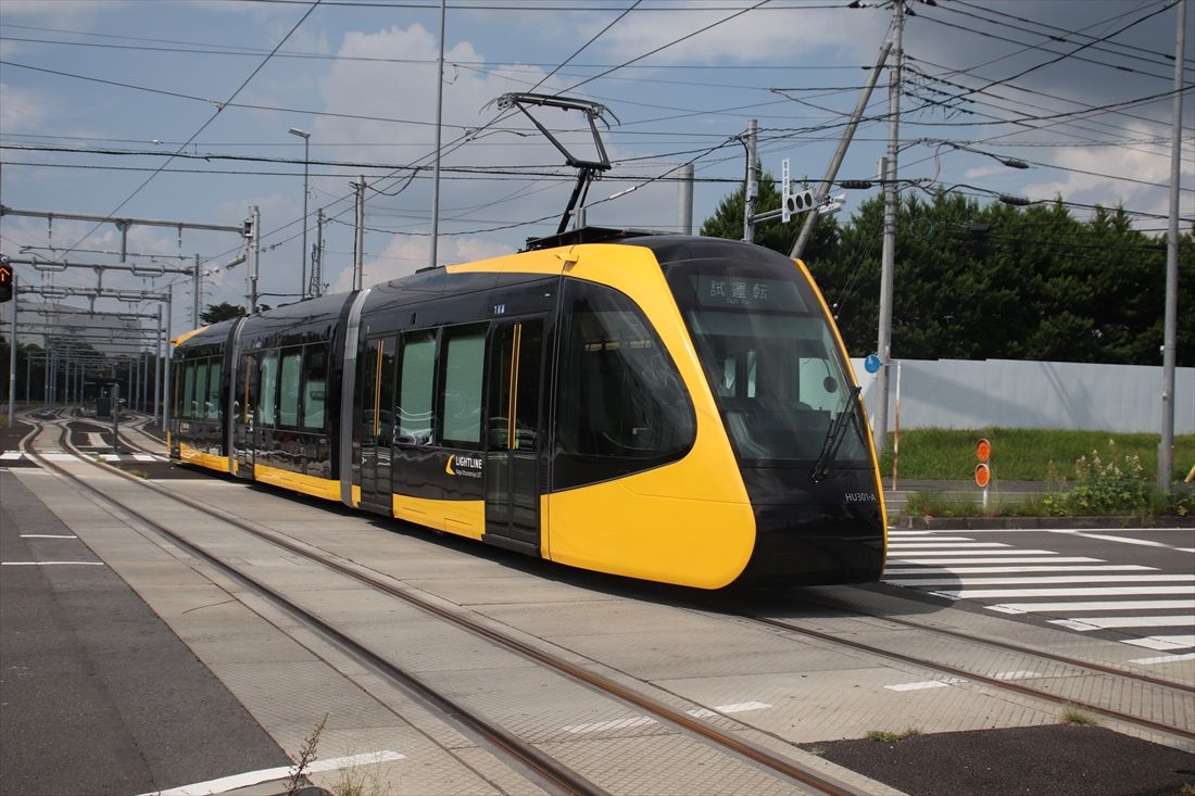 貨客共用・分離方式では写真の宇都宮「ライトライン」のようなLRT車両の導入を想定する（筆者撮影）
