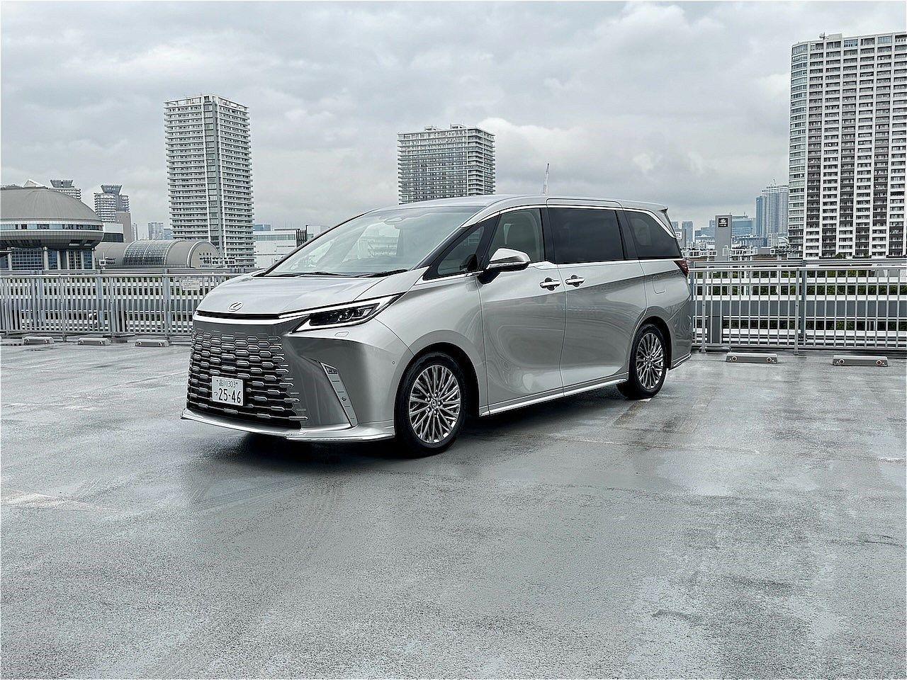 2025年8月1日に一部改良版が発売されたレクサス「LM」（筆者撮影）