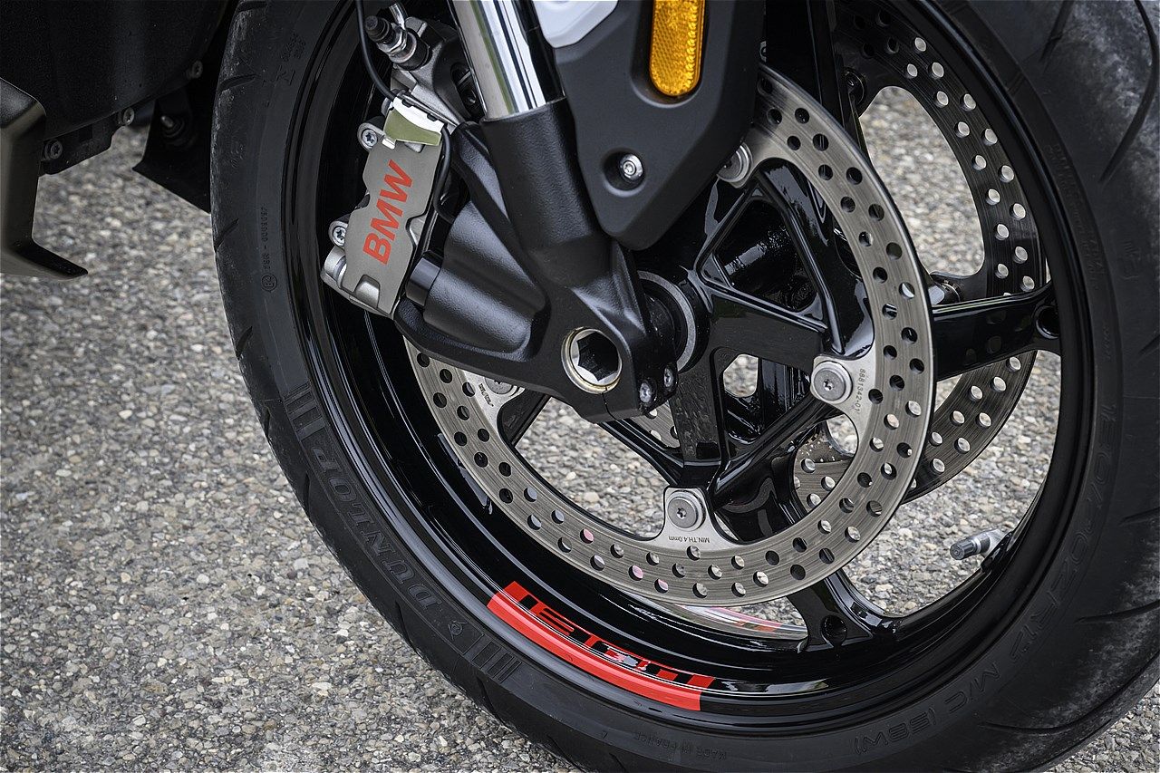 フロントブレーキにはφ320mmディスクとラジアル4Pキャリパーをダブル装備。コーナリング対応の前後連動ABS付きで安全面も万全だ（写真：BMW MOTORRAD）