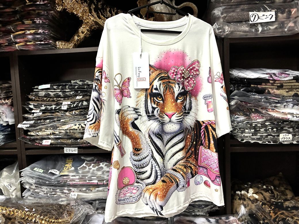 つけまつげがチャーミングなトラの新作カットソー（筆者撮影）