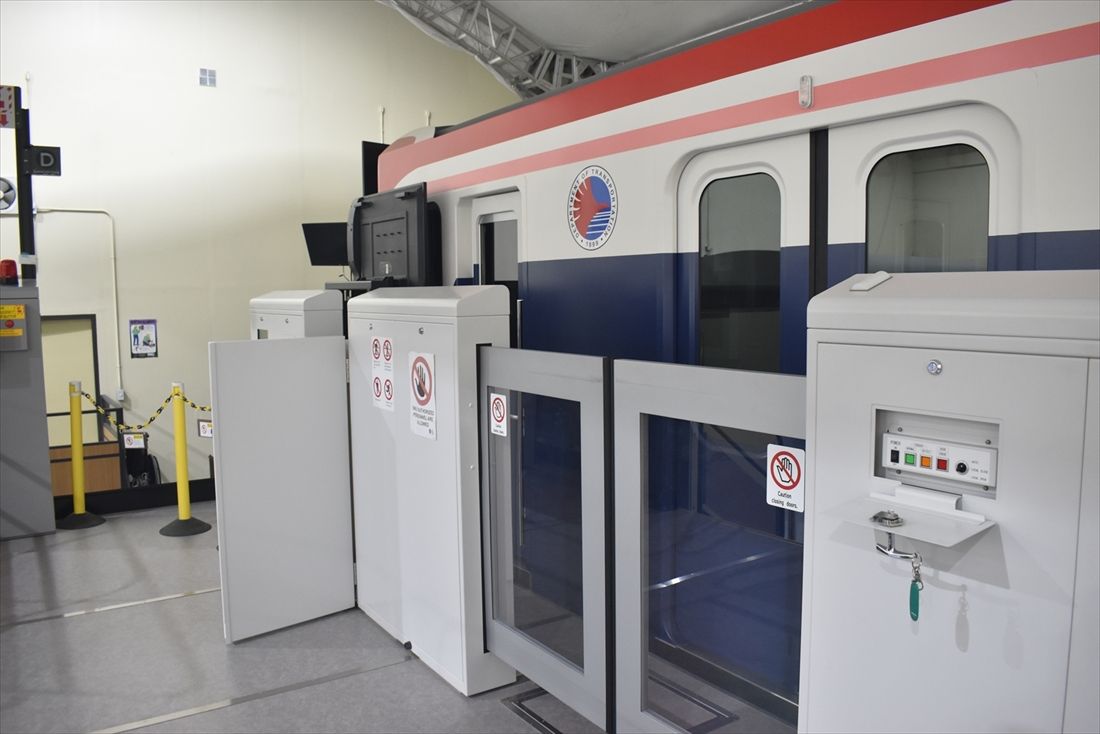 「フィリピン鉄道訓練センター（PRI）」の仮施設に暫定設置してある実寸大シミュレーター。ホームドアも再現している（筆者撮影）