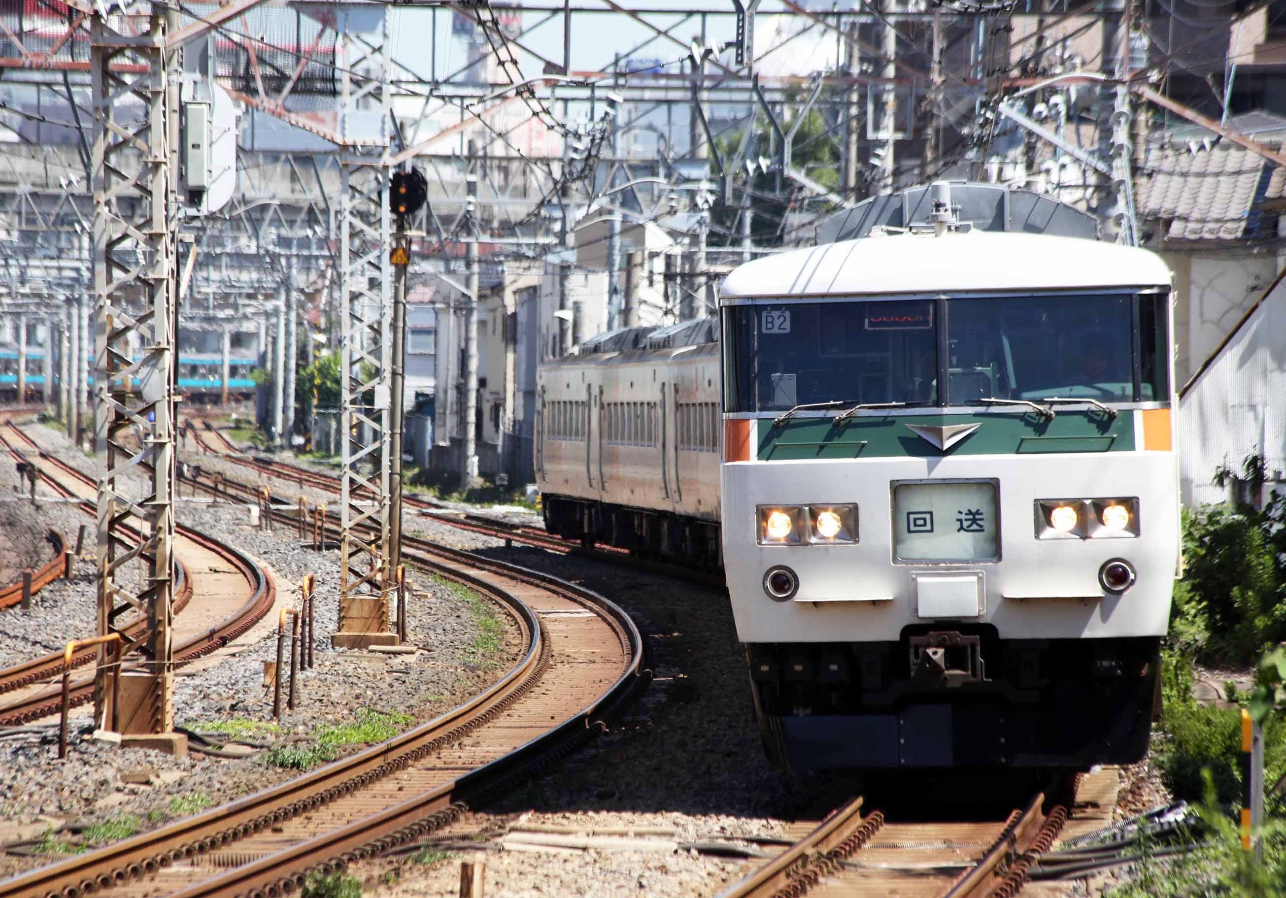 「湘南新宿ライナー」のルートを走る回送列車。185系は東海道線を走るライナーの「顔」でもあった（撮影：南正時）