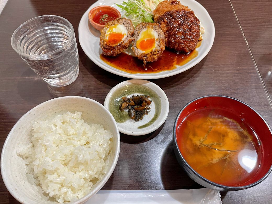 「洋食 小林」この日は一番人気の「スコッチエッグ定食（コロッケ付き）」税込1,500円を頂いた（筆者撮影）