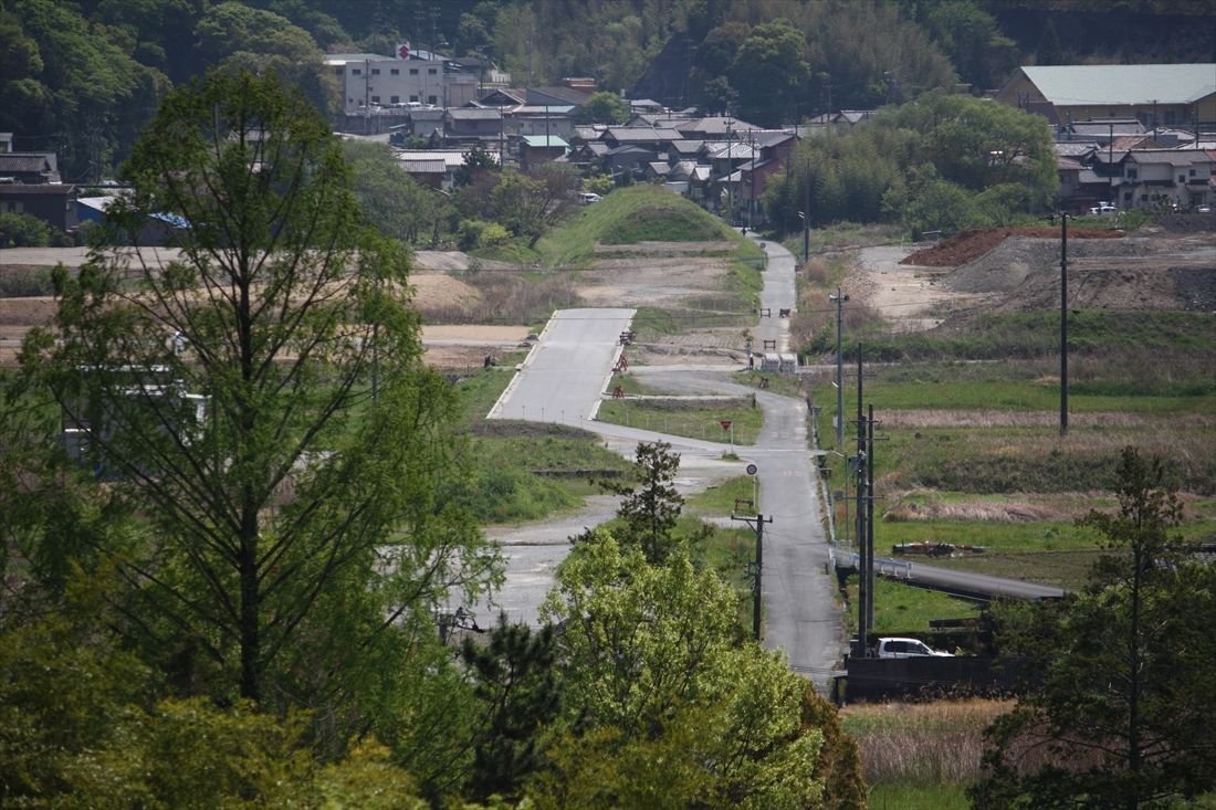 山東―船明間：2009年4月に撮影した船明地区。この時点で築堤はほぼ撤去されていたが奥のほうに横断面が台形の築堤が見える（筆者撮影）