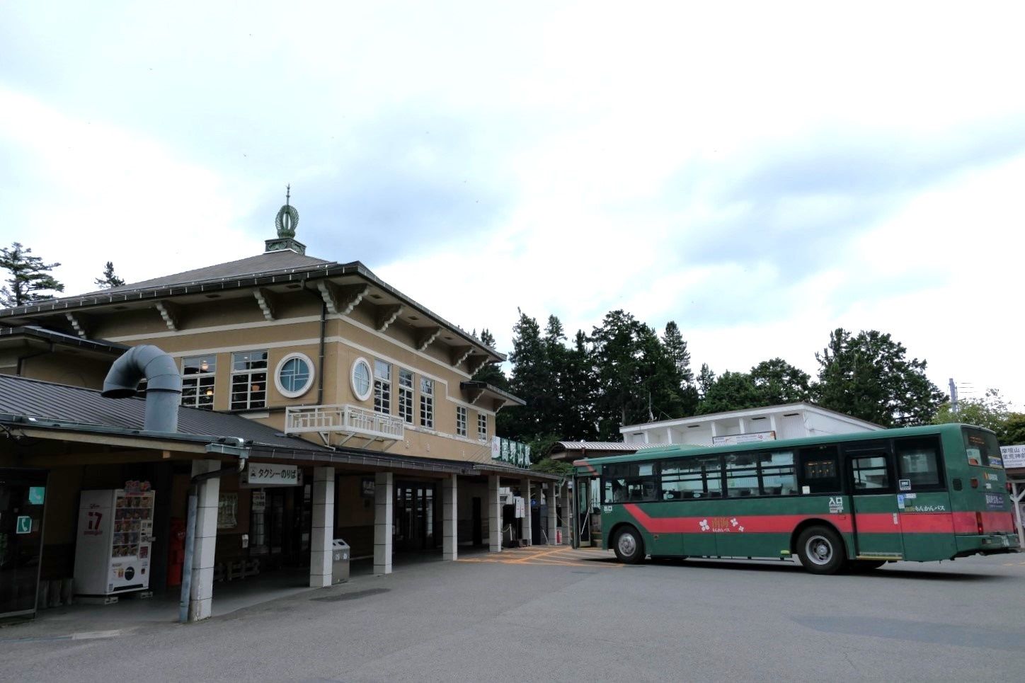 高野山駅前に到着したバス。天空カラーの車体（記者撮影）