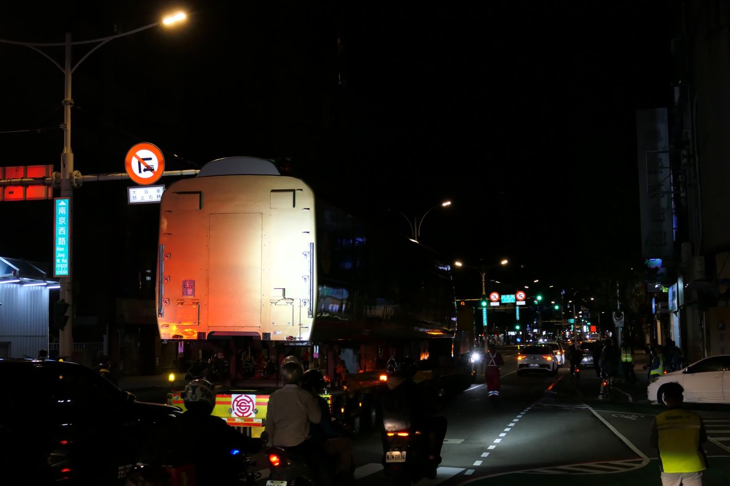 台北駅を目指すトレーラー（記者撮影）