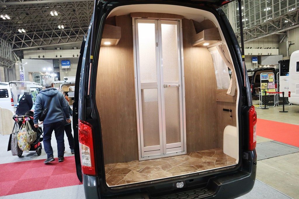 新型キャンピングカー「レクビィ プラスリビン」のライトタイプ（写真：筆者撮影）