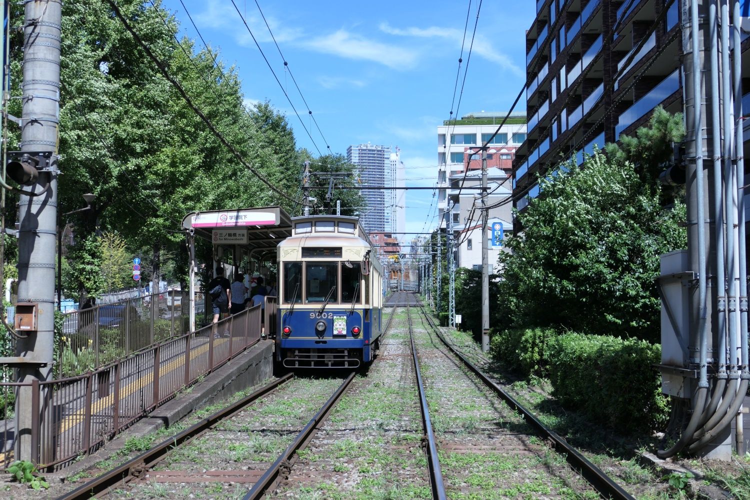 学習院下に停車する三ノ輪橋行きの電車（記者撮影）