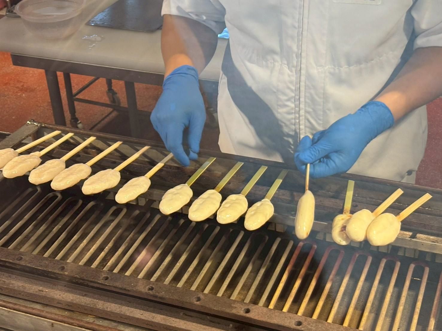 出来たて、焼き立ての笹かまはここだけの体験（写真：筆者撮影）