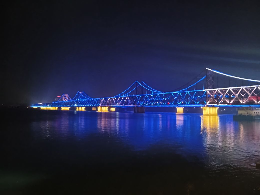 橋の先、左側が北朝鮮（筆者撮影）