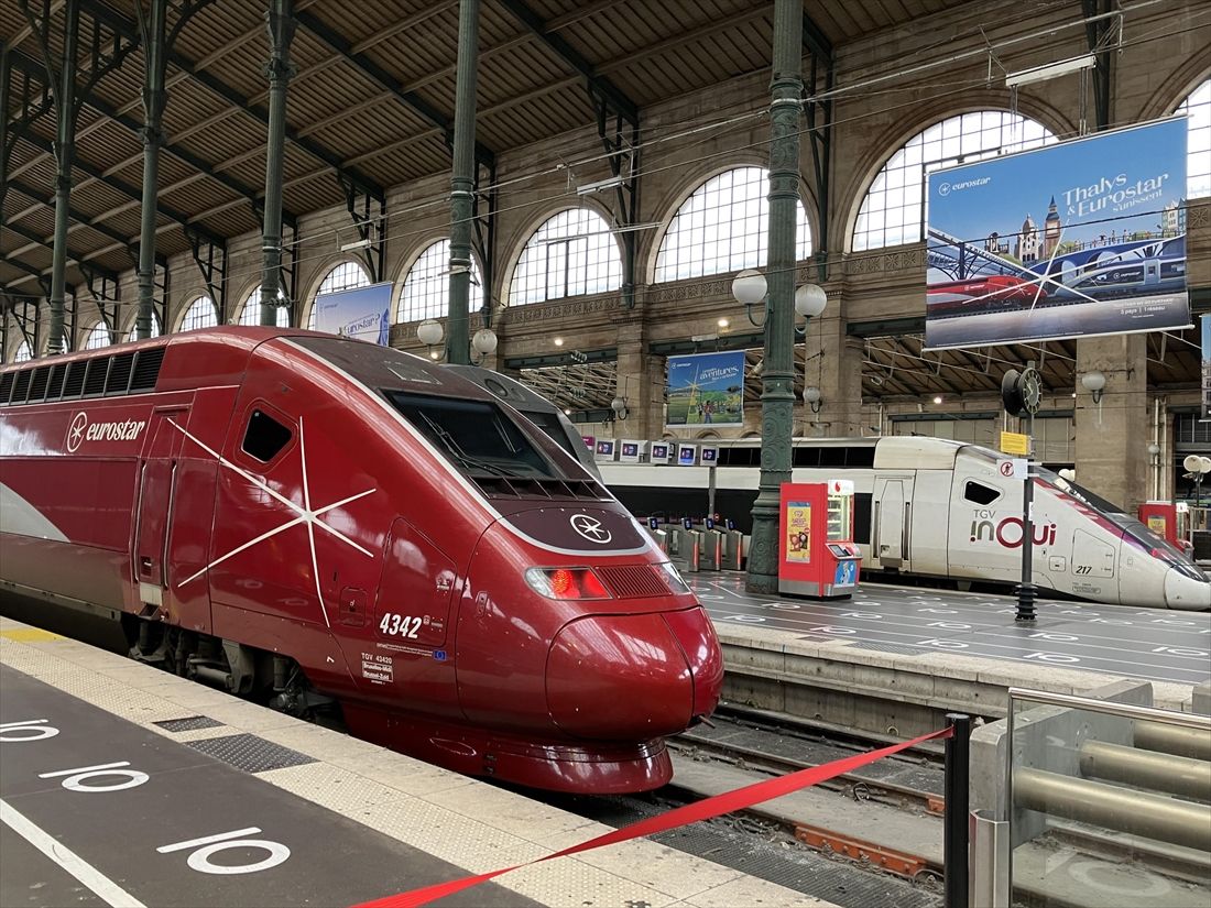 パリ北駅停車中の「赤いユーロスター（旧タリス）」とTGV「inOui」（筆者撮影）