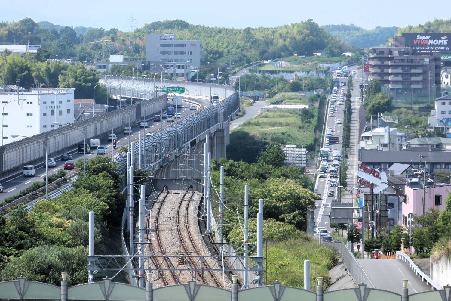 途切れている複線のようにも見える（記者撮影）