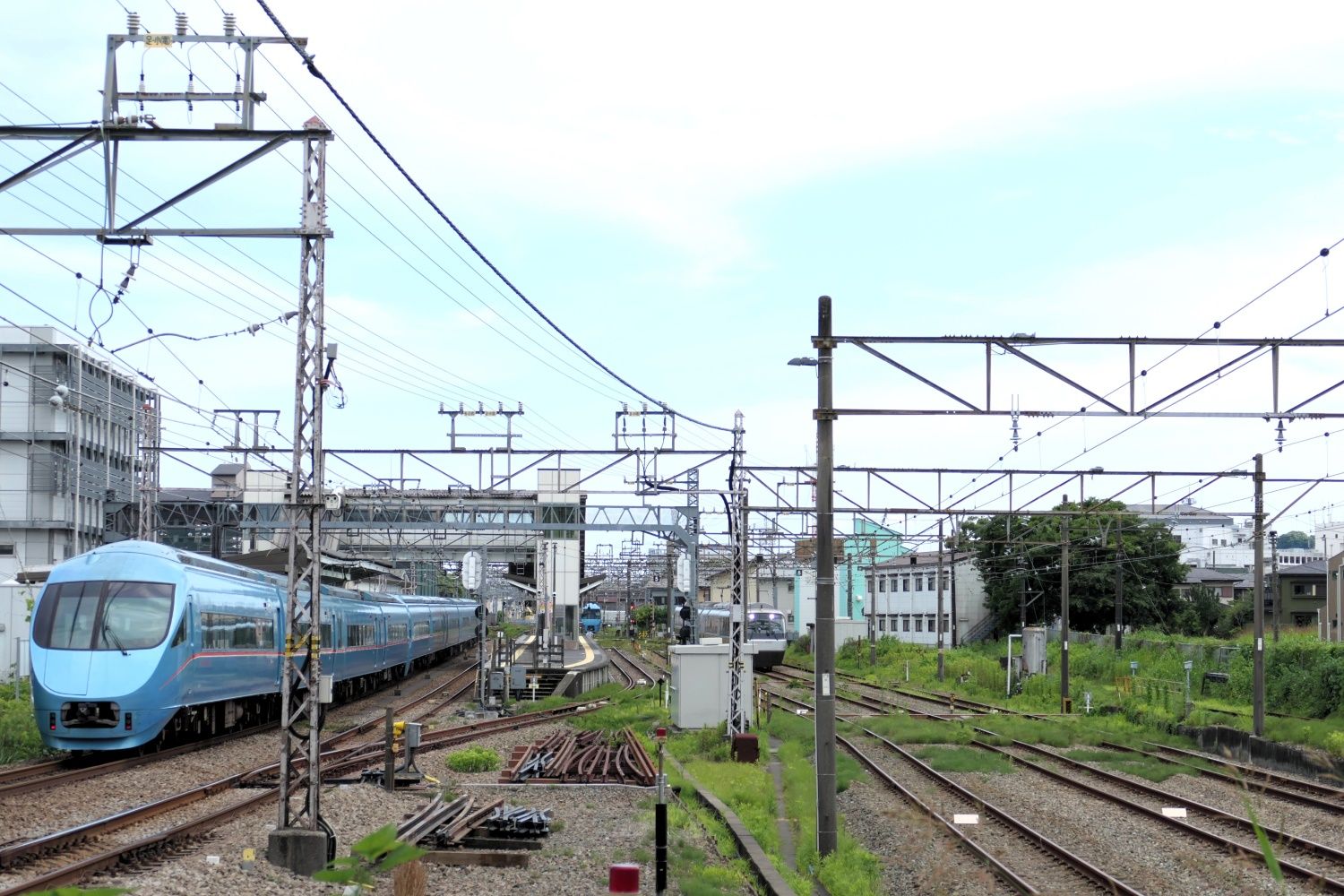 北側から見た足柄駅（記者撮影）