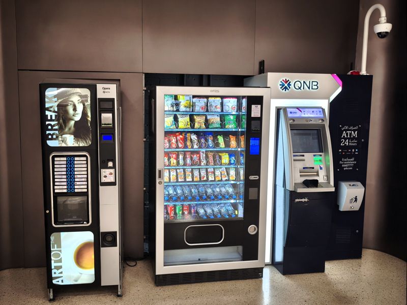 主要駅には飲料、スナックの自販機とATMが備えられていた（筆者撮影）