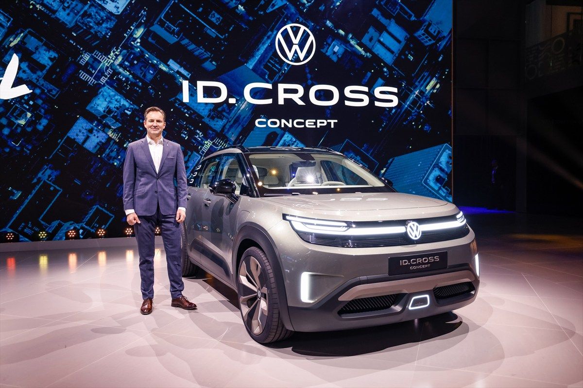 フォルクスワーゲン ID.CROSSコンセプトとトマス・シェファーCEO（写真：Volkswagen）