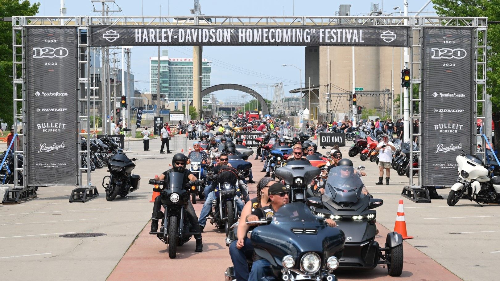 ハーレーの隊列は壮観としかいいようがない（写真：Getty Images for Harley-Davidson）