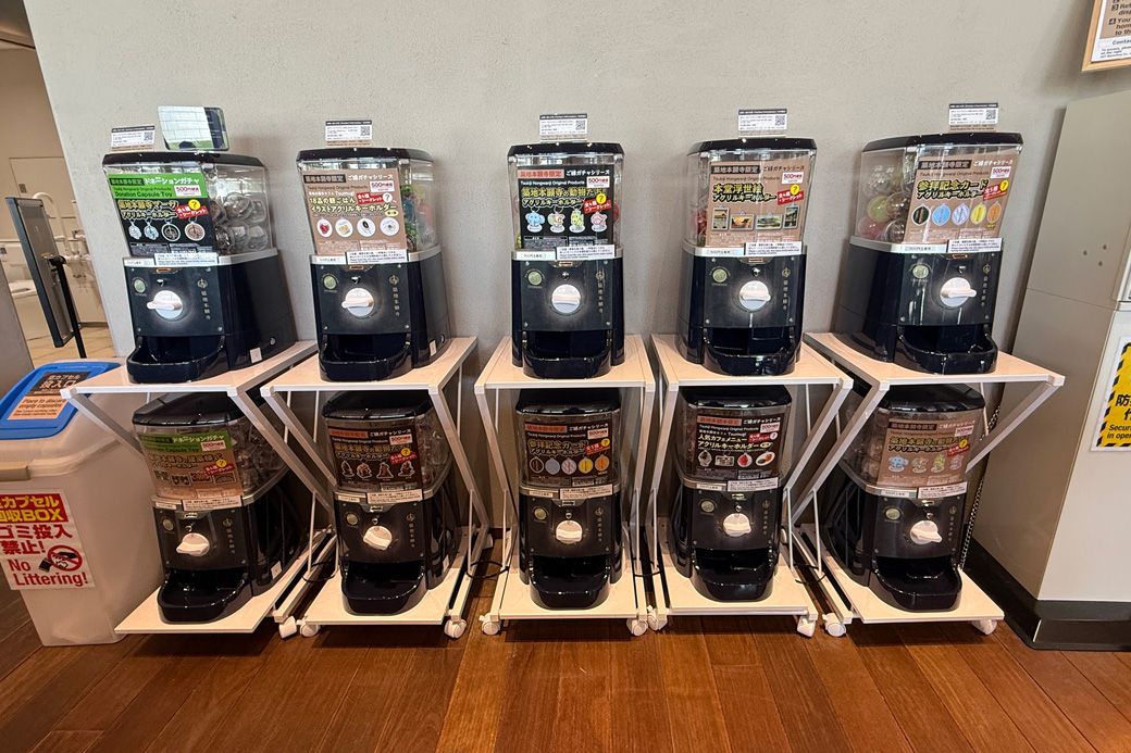 インフォメーションセンター内には、オリジナルガチャガチャも。築地本願寺は、盆踊りにジャズフェス、中古レコード市など、魅力的なイベントも多数開催されている（筆者撮影）