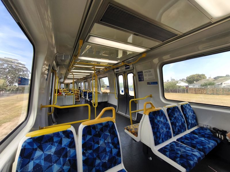 メトロの「コメング」車内は3‐2座席で通勤時の全員着席重視か（筆者撮影）