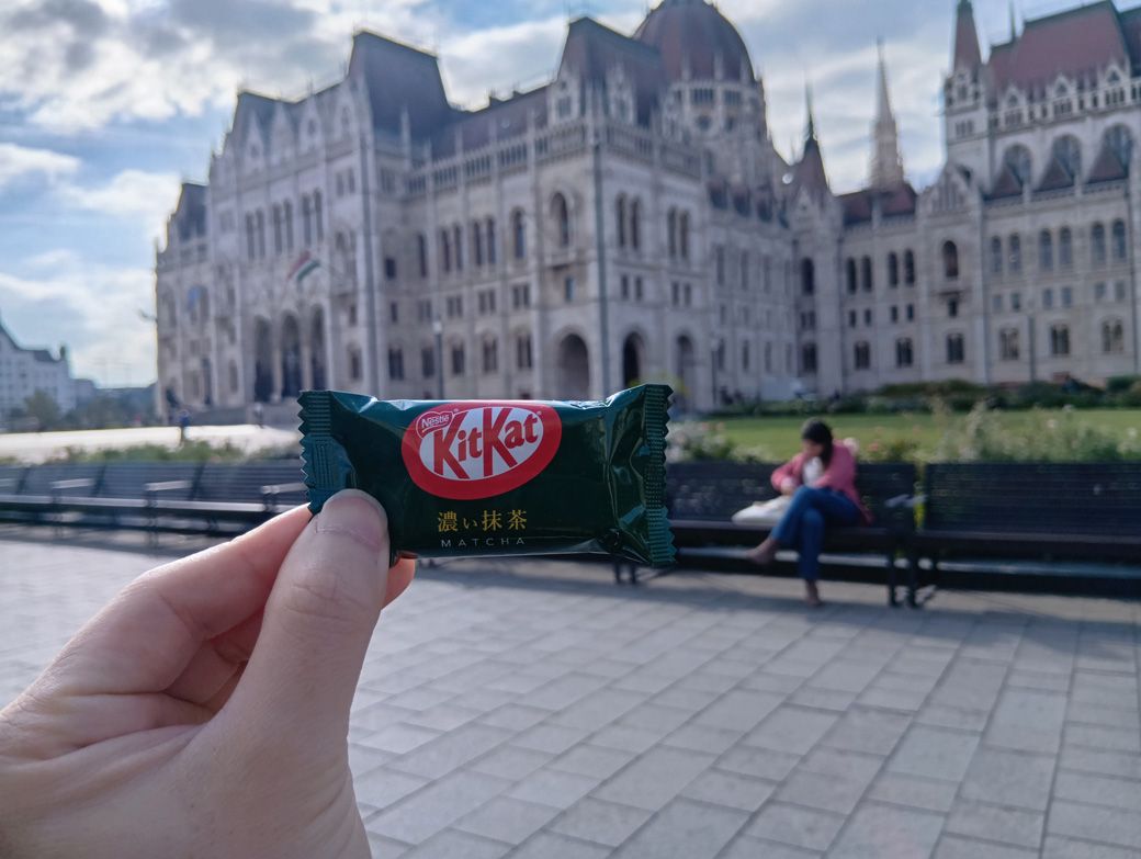お菓子は非常食としても使える。筆者はハンガリーで両替詐欺に遭い、2万円を失った。少しでも損失を取り戻すため、お昼ご飯を食べることを諦め、キットカット2つで凌いだ（筆者撮影）