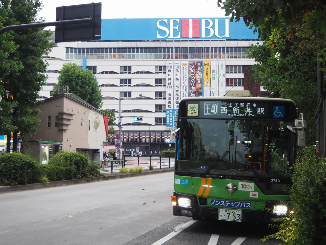 利用者数がトップクラスの「王40」系統は池袋駅東口と西新井駅を結ぶ（記者撮影）