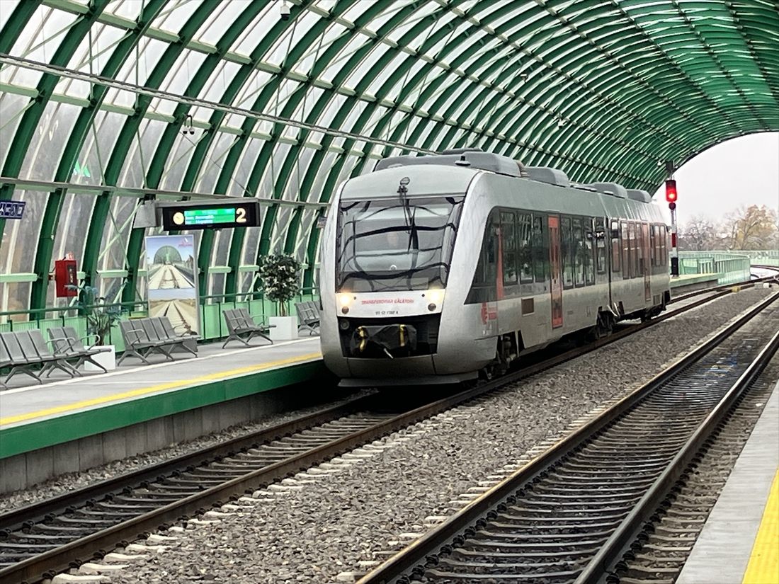 空港鉄道を走る車両。ドイツを走っていたアルストム製のディーゼルカーだ（筆者撮影）