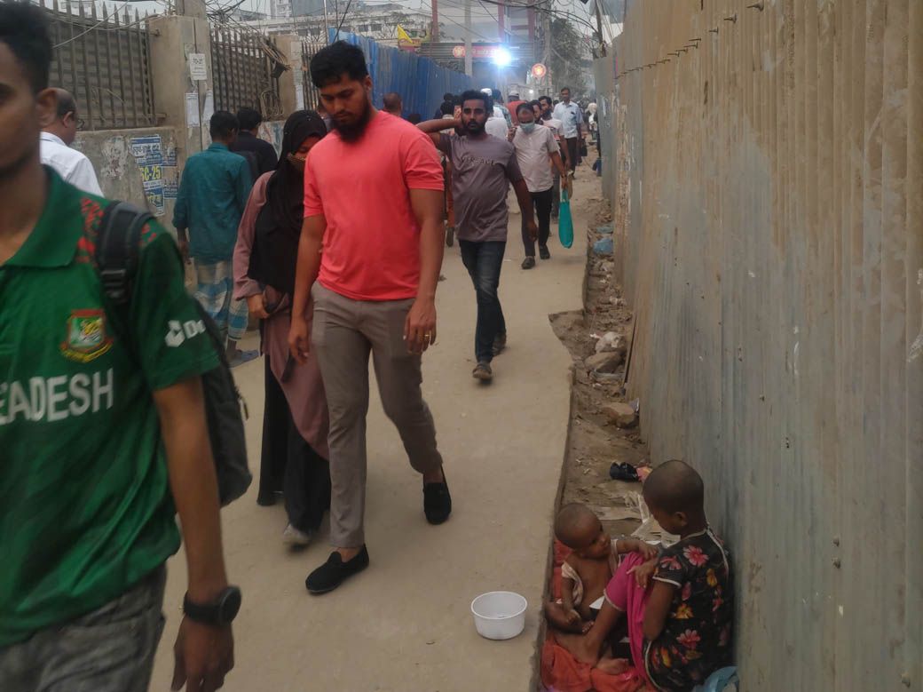 駅前の通りで座り込んでいた子供たち（筆者撮影）