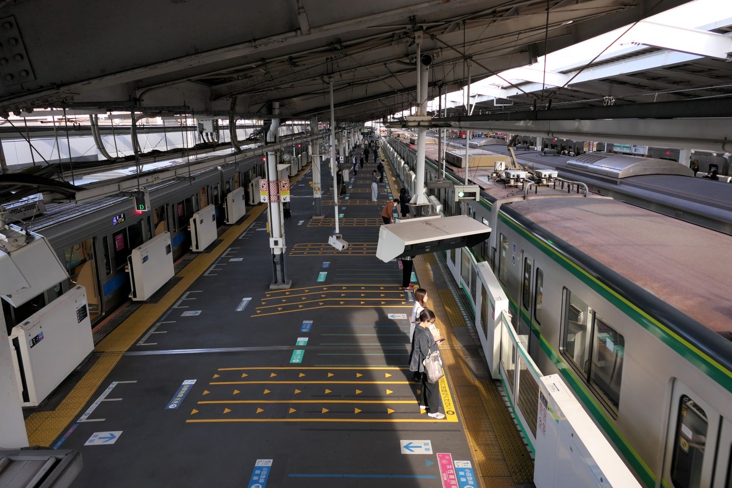 朝のラッシュ時間帯はホーム上が乗り換え客でたいへん混雑する（記者撮影）