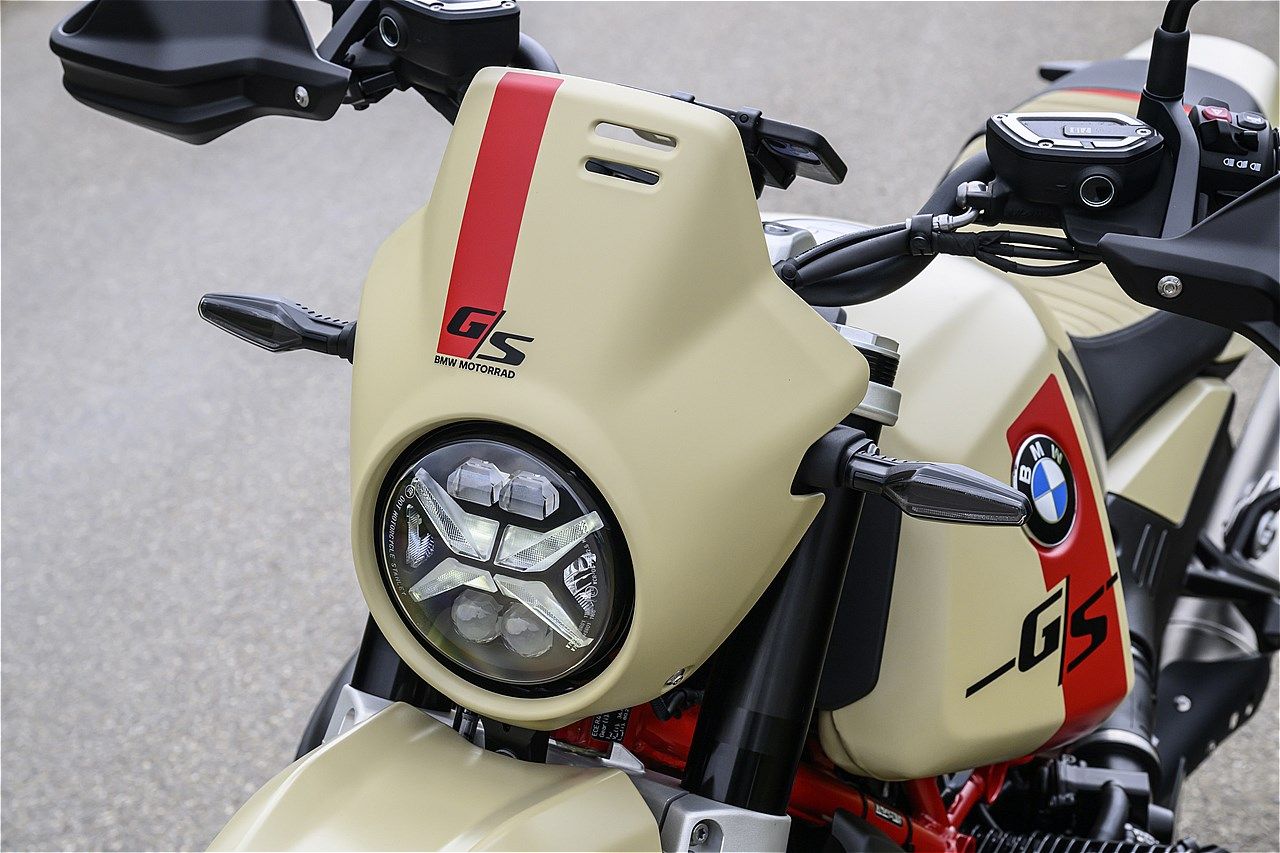 R80G/Sをオマージュしたビキニカウル付き丸型ヘッドライトは、アドベンチャーをアピールするXデザインのDRL付き。灯火類は現代的なフルLEDタイプ（写真：BMW MOTORRAD）