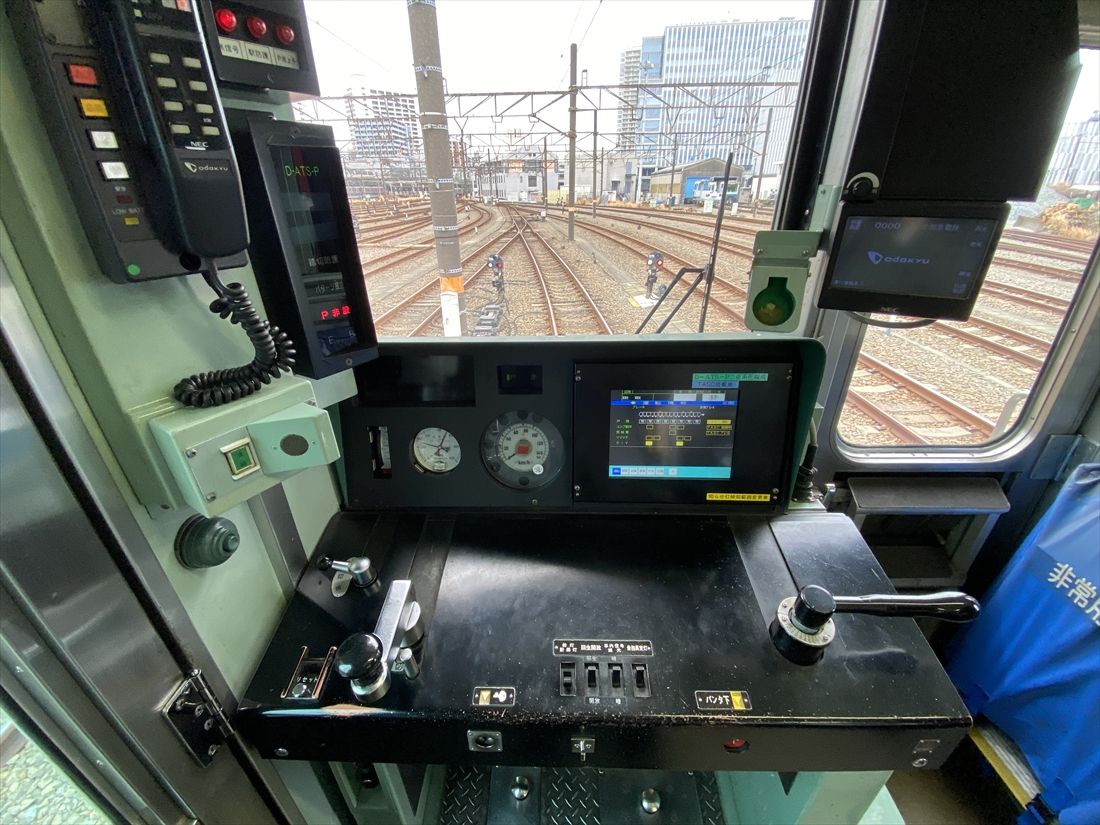 運転台は2ハンドル式で、現在では小田急唯一の存在。ブレーキは地下鉄千代田線乗り入れを考慮して同線車両に合わせた「8ステップ」。ほかの小田急車両は7ステップだ（記者撮影）