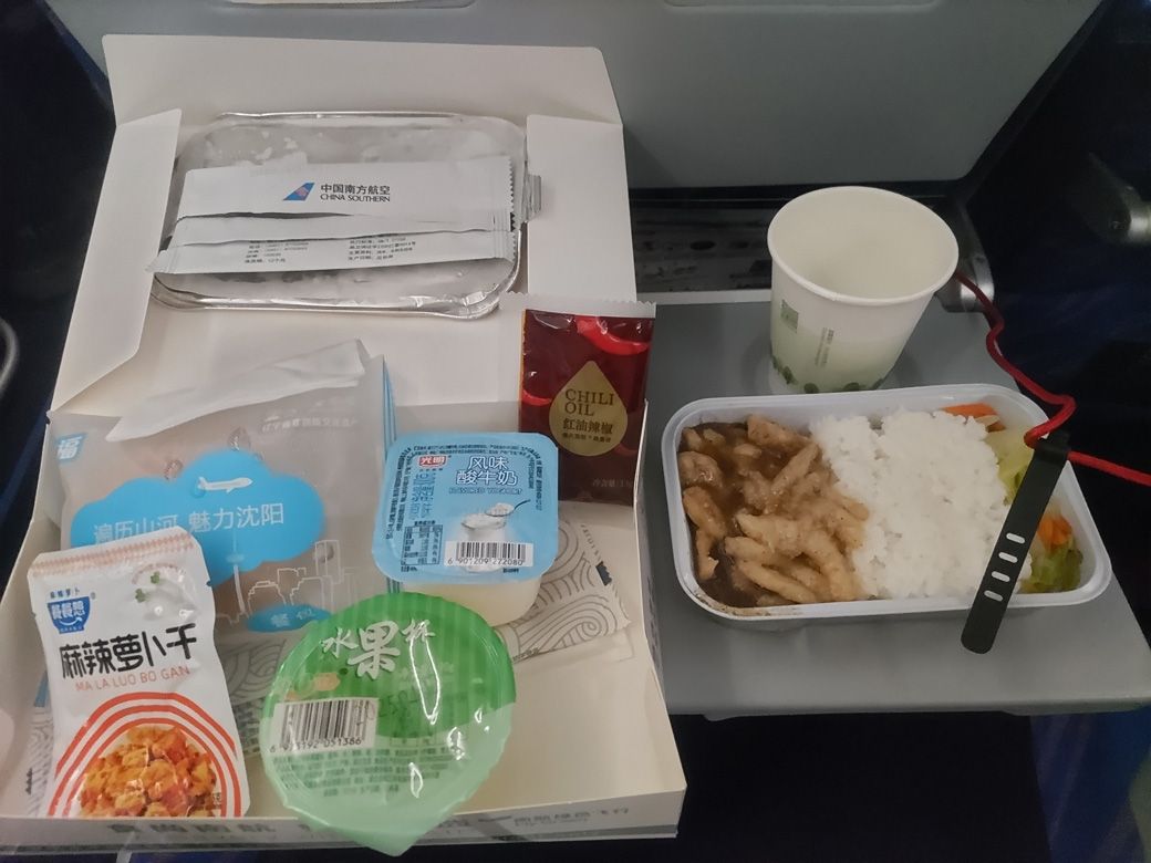 瀋陽→ウルムチで提供された機内食（筆者撮影）