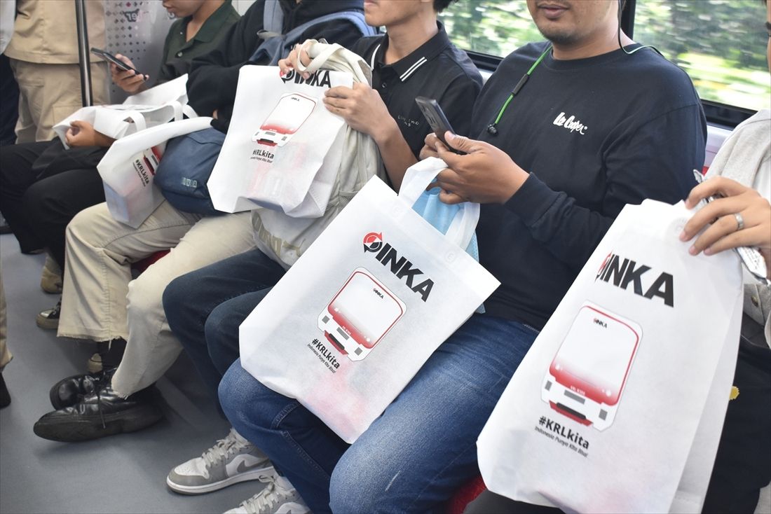 ジャカルタ・コタ駅からの下り1番列車にはKCI、INKA社長らが乗り込み、記念品が配られた（筆者撮影）