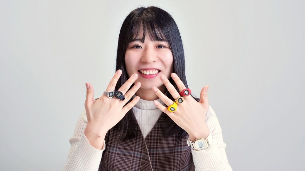 複数の指につけるとこんな感じに。広報宣伝部の長合優希氏にモデルになってもらった（撮影：梅谷秀司）