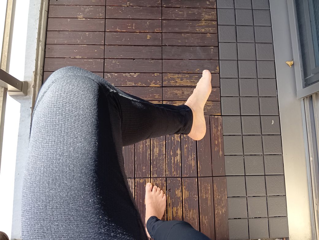 生地は厚めだが、伸縮性は非常に良好（写真：筆者撮影）