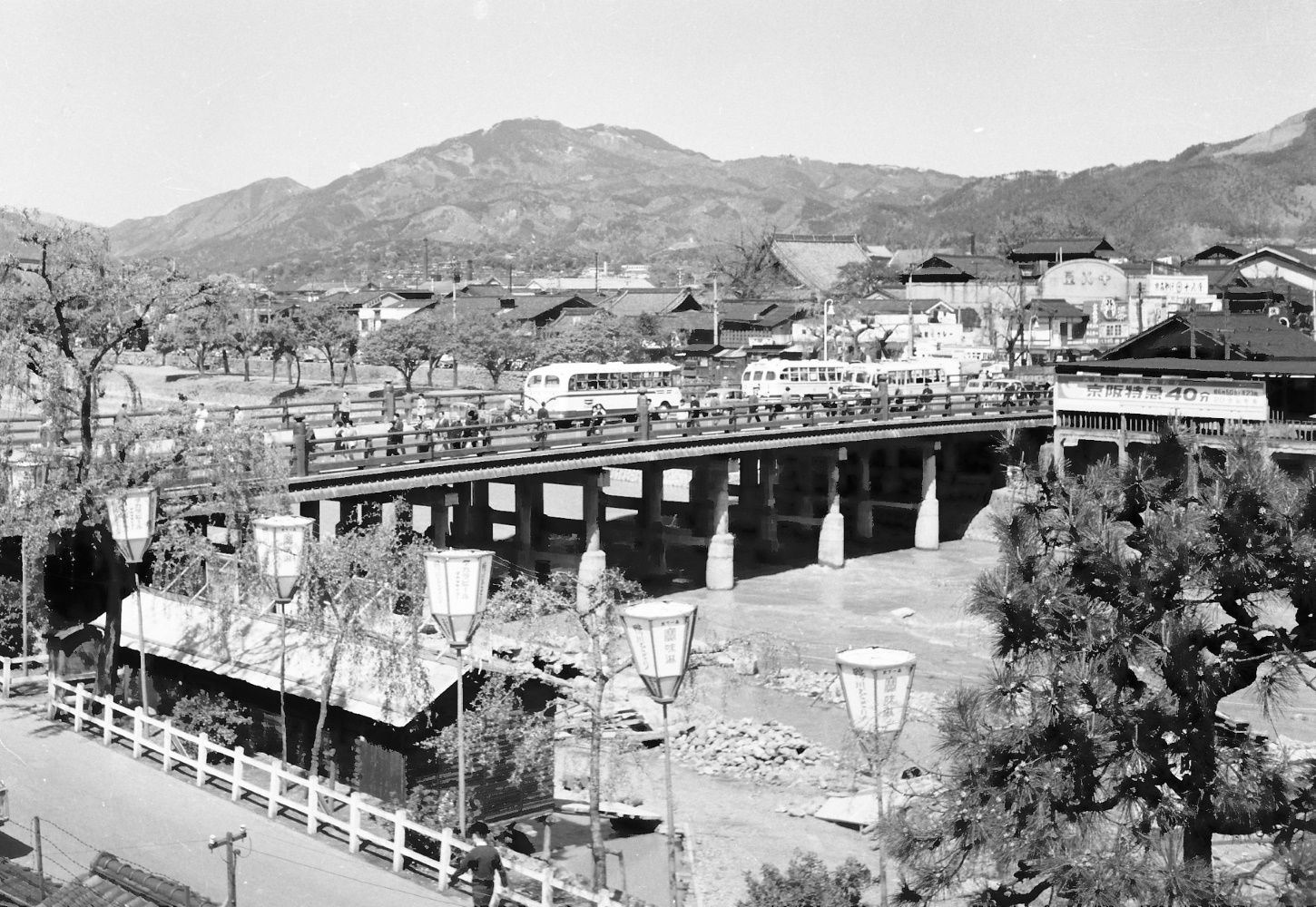 1965年頃の三条大橋と三条駅